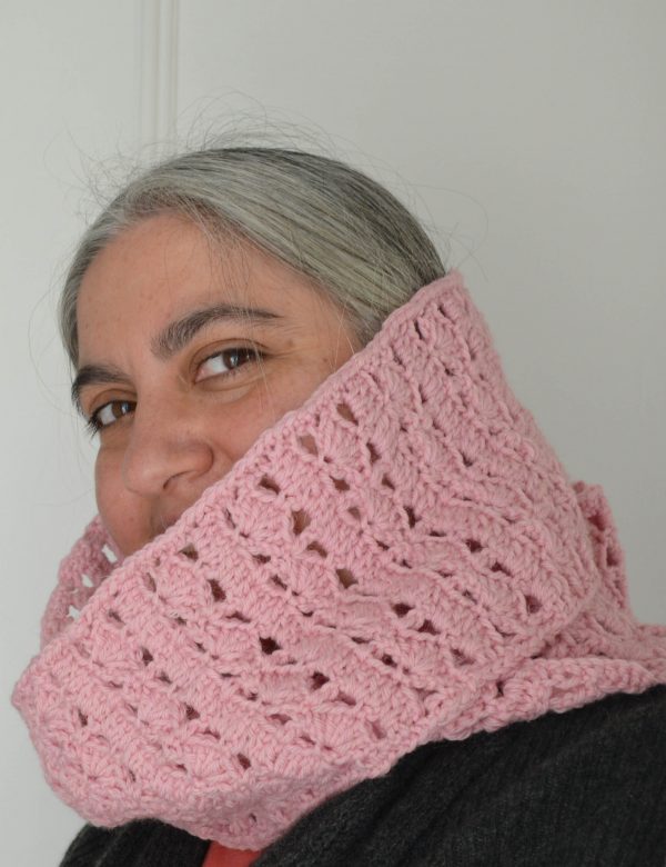 Pinky Circle Scarf, free crochet pattern by Marie Segares/Underground Crafter