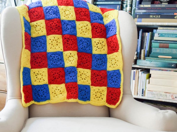 Checkerboard in Primary Colors Blanket, free #crochet pattern in 6 sizes by Underground Crafter
