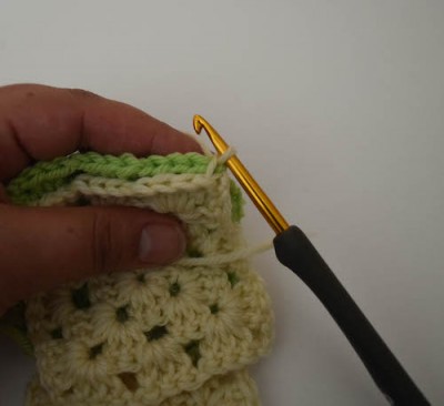 #HowTo join granny squares with slip stitch on #Crochet #TipsTuesday with @ucrafter