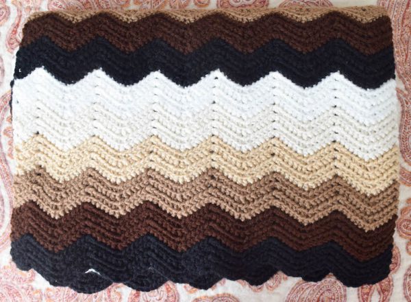 Gentle Gradient Ripple Blanket, free crochet pattern in Red Heart Super Saver yarn by Underground Crafter | This easy ripple pattern uses just one stitch and includes a video tutorial. This simple, beginner-friendly ripple pattern creates gentle waves. Use six colors or make it scrappy.