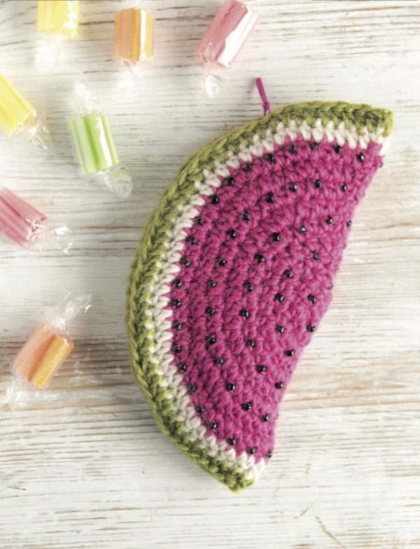 Free crochet pattern: Watermelon purse by Anna Nikipirowicz via Underground Crafter