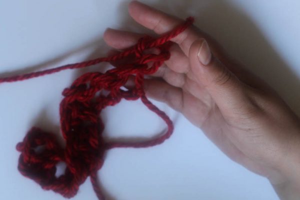 How To Finger Crochet by Underground Crafter | Finger crochet is a great way to enjoy crochet when you don’t have a hook on hand (or, when your hook isn’t the right size for your yarn). It’s also a great way to teach crochet, since your fingers only have to focus on the mechanics of the stitches and not on how to hold the hook. Learn the basics in this photo tutorial.