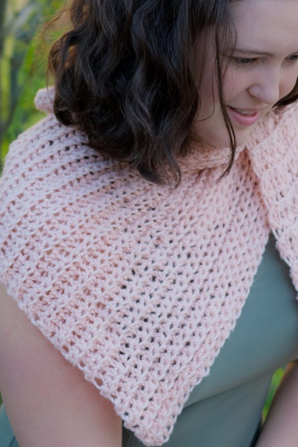 Free crochet pattern: Rosabelle Shawlette by Winding Road Crochet for Underground Crafter