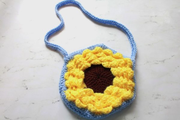 Free crochet pattern: Sunflower Purse by E'Claire Makery for Underground Crafter | hexagonal sunflower purse on marble background